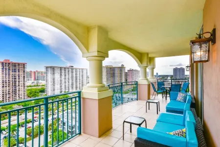 stunning penthouse steps from the ocean Отели в г. Санни-Айлс-Бич