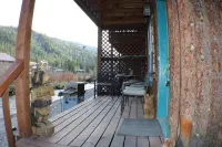 In Town Riverfront! Hotels in Red River