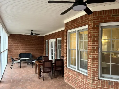 5 min-downtown Monroe, & Wedding Venues.  UGA Stanford Stadium just 20 minutes!