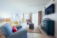 Beach Front Condo. Toes in the Sand. Family Friendly!!