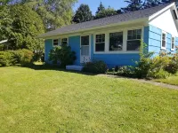 Go Blue! Bright home with large fenced in yard! 3m to Penn State. Free Breakfast