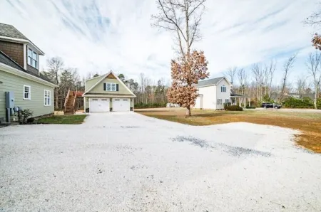 The Treehouse Private Apt 15 min to Lynchburg Отели в г. Appomattox County