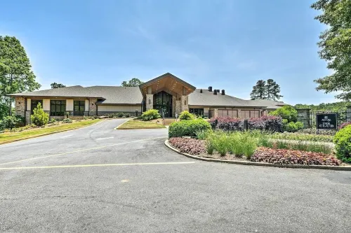 Resort Access - Lake - Pools -Pickleball - Gym. Spacious Townhome for Groups