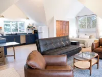 Airy Studio with Lake Access & Views, AC, 5Min to Downtown レーンジリーのホテル