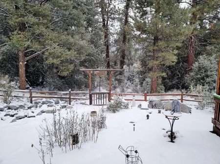 The Hideaway Retreat - Luxurious Cabin. Fun!