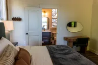 Lakeside Cottage in the Treetops - 2 bedrooms with amazing view