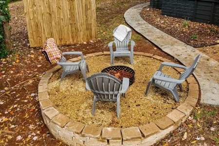 Cozy 2 BR bungalow, moody design, walk to square