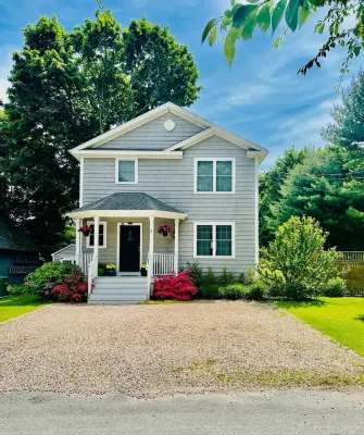 Narrow River Gem Kayaks Mins to Gansett Beach Central AC Fenced-in Yard Location