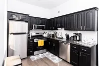 Gorgeous,  2- bedroom apartment walking distance to GWB!