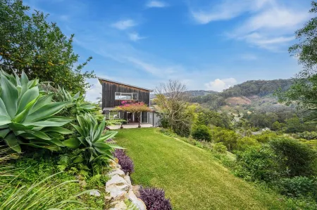 Tranquil Treetop Haven: 3 Bedroom Home with Stunning Views