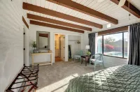 Los Ocotillos Villa with Private Pool in the Heart of Wickenburg! Safeway附近的飯店