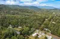 Smoky Mountain Riverfront Lodge: 4 Bedrm on the Tuckaseegee River in Sylva NC