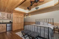 Spacious Lodge w Private Suites. Close to Galena, Breweries, & Field of Dreams.