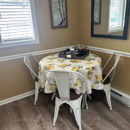 Cozy Cottage near Lake & Skiing, Hot Tub, fireplace & Fire-pit, Pets Allowed