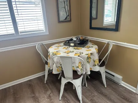 Cozy Cottage near Lake & Skiing, Hot Tub, fireplace & Fire-pit, Pets Allowed