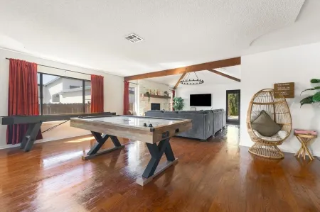 Mountain Views, Pool Heat, Outdoor Kitchen, Arcade