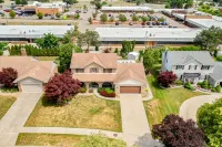 Luxury 4-BR Retreat: Spacious & Elegance! Fox Creek Golf Course附近的飯店