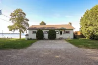 Charming 3-bedroom lakefront house with large yard and sandy beach Hotels in Colchester