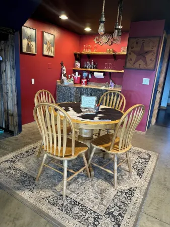 The Walden House; cozy strawbale 3-bedroom home with fitness room & Hot Tub.