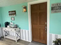 Bohemian Bike 2-BR Cottage in Downtown Inverness