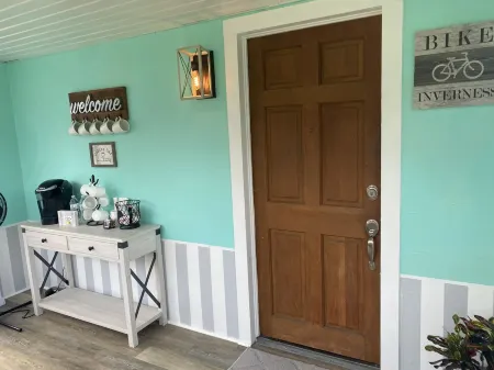 Bohemian Bike 2-BR Cottage in Downtown Inverness