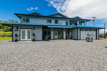 Entire 3-bedroom house in Hilo Отели рядом с достопримечательностью «Зоопарк Панаева Рейнфорест»