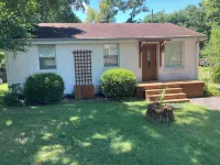 The Woodbright - Cozy Digs - Easy Access to City - Pet Friendly Hotels near Walmart Supercenter