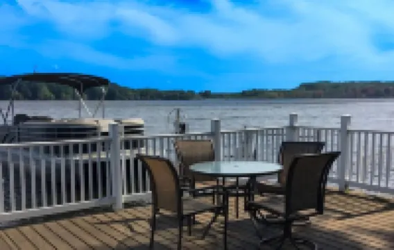 PONTOON BOAT NOW INCLUDED! 7 BEDS, HOT TUB Updated Lakefront Cottage - Book Now
