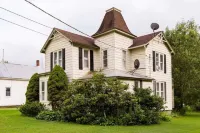 Entire Renovated Country House, Sleeps 7, Pets, Creek Across the Street