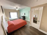 Hum-Dinger, pool, lazy river & 2 hot tubs, Family friendly, 200yards to beach!