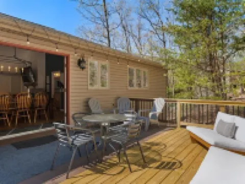 New 6 bedroom Massanutten home with 3 king beds steps from all the attractions Hotels in Massanutten