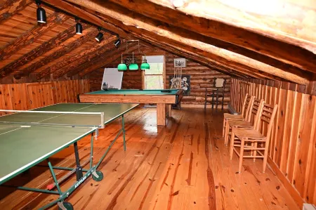 River's Bend Cabin Offers Solitude and Play on the Upper James River Отели в г. Ботетот