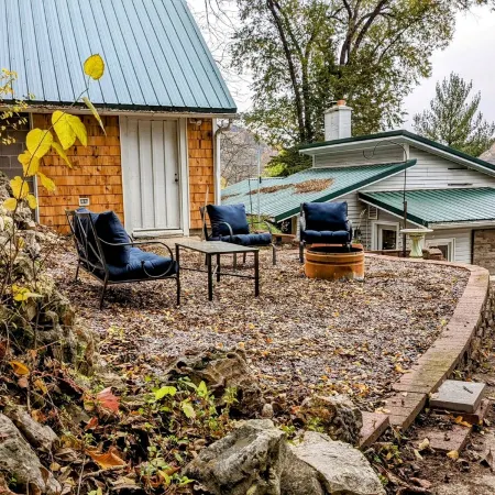 Hygge Hideaway. Pet friendly, cozy retreat & 3 minute walk to the river!