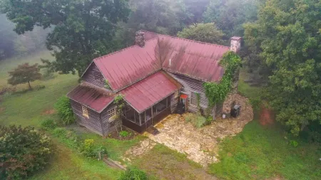 One of a kind historic farmhouse 10 minutes from Tryon Equestrian. Speaks French