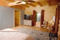 Beautiful log cabin in the woods with a hot tub. 5 min walk to a quiet beach.