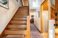 Carefree Cabin · Family/Pets/AC/Hot tub/Fireplace/SHARC/Village