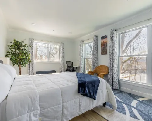 LUXE 3BD/2BA 29 min>NYC w/Parking & deck 그린버그 호텔