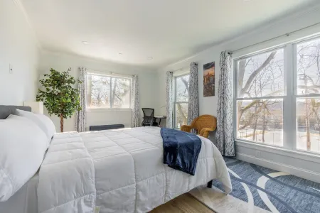 LUXE 3BD/2BA 29 min>NYC w/Parking & deck