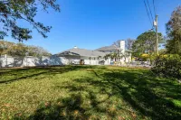 Luxury Private 7BR Lakeside Villa w heated Pool, Putting Green, Downtown Dunedin Hotels near 7-Eleven