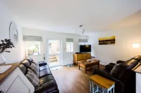 Luxury chalet in wonderful Pembrokeshire National Park, beach & coast path Hotels in Nolton and Roch