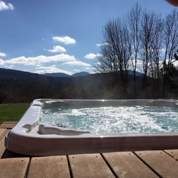 Slopes 5 Mins Away! Conditions Are Still Great! Come Enjoy! Hot Tub and More!