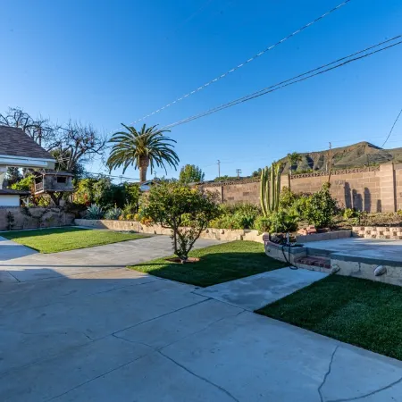 Modern King Beds/Beautiful Large yards/Long Stay/WI-FI/WFH/25 mins to Beach/FWY