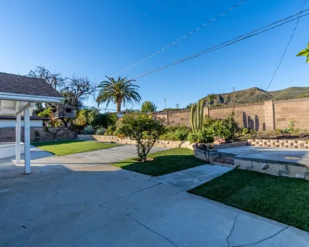 Modern King Beds/Beautiful Large yards/Long Stay/WI-FI/WFH/25 mins to Beach/FWY Hotels in Thousand Oaks