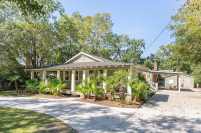 Old Village Mt. Pleasant Charm Minutes From the Beach and Downtown Charleston