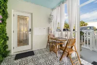 "Sleep with the alligators" at this alligator themed 3/1 in West Palm Beach!