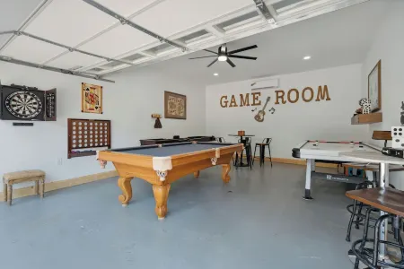 "Luxurious Retreat for Families, Couples & Work Getaways Cozy Oasis of Elegance!