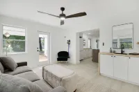 Private Coastal Retreat walking distance to downtown Jensen Beach  Sleeps 6 Hotels in Jensen Beach