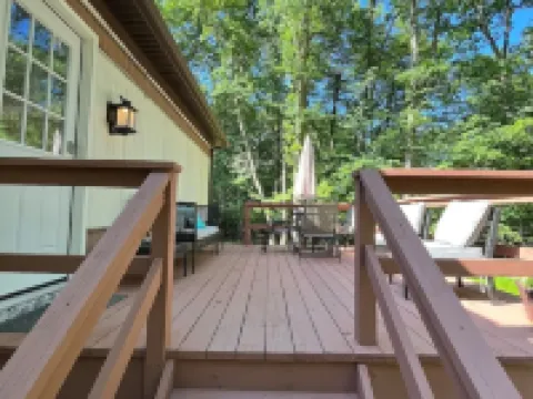 Cozy Modern Cabin in the Woods Hotels in Paupack Township