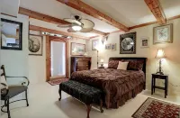 Windmill Gardens Inn "Gallery"  by Galveston Bay is a cozy  tropical hideaway Hotel a San Leon