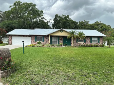 Lake Valrico Camelot Court with Heated Pool and access to 134 acre private lake